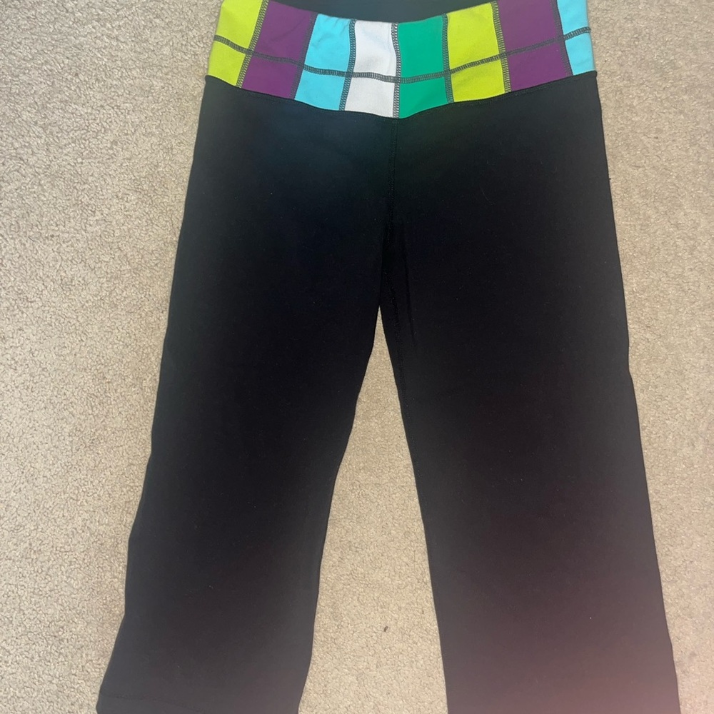 Lululemon 3/4 leggings with fun waist band colors!